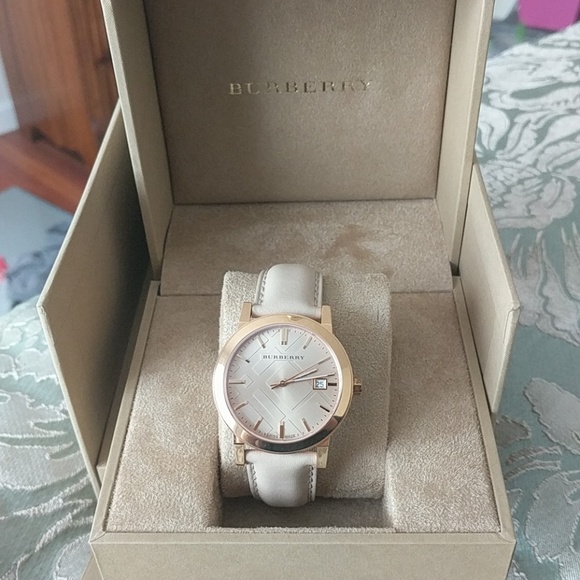 Buberry watch - Picture 1 of 8